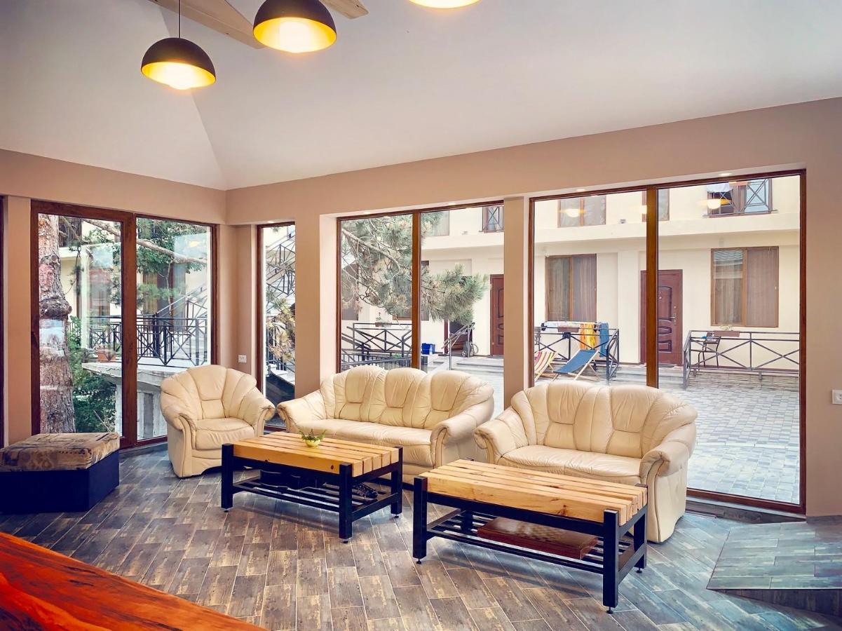 Hotel Surami Εξωτερικό φωτογραφία